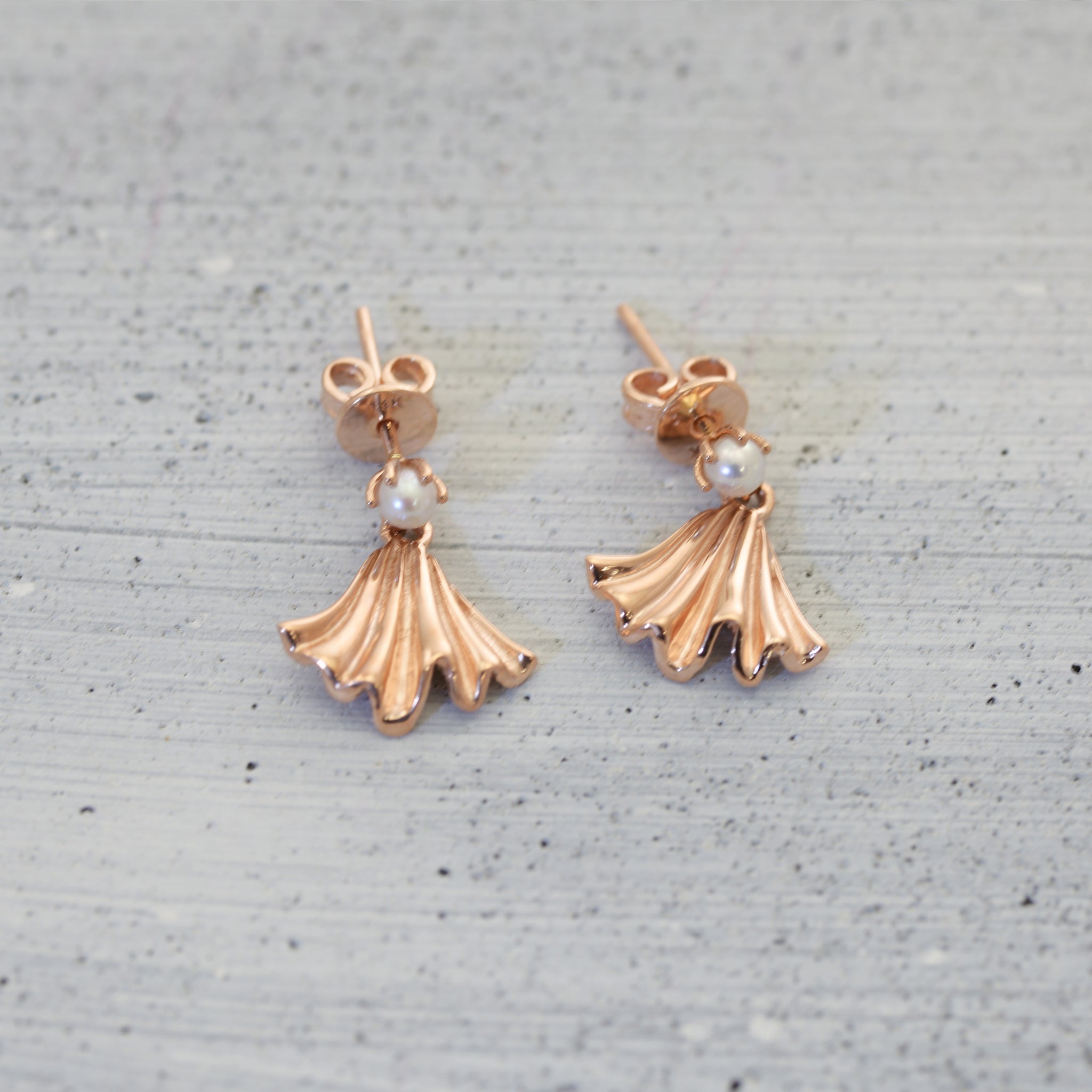 Dance with the shell pearl stud Earrings