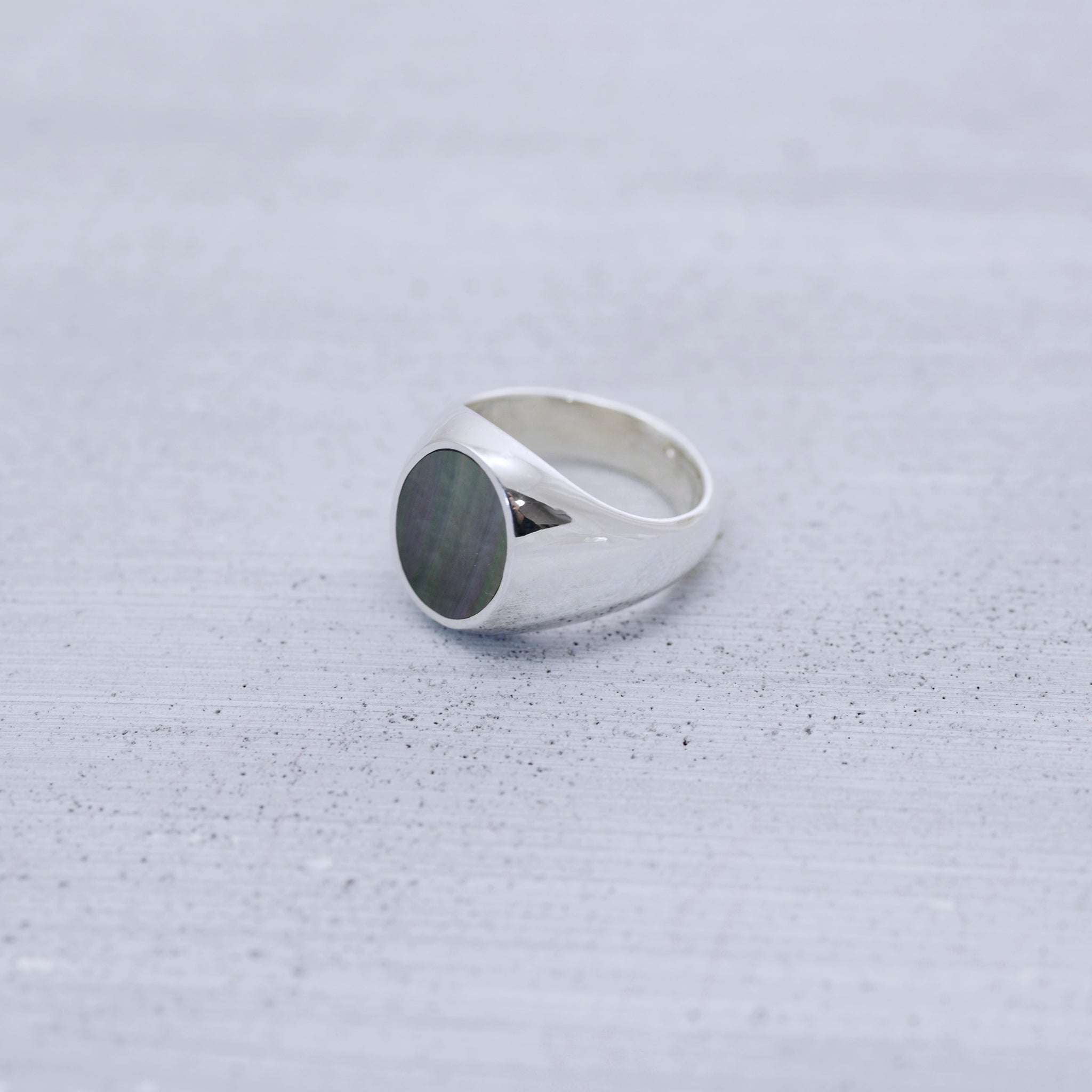 Oval classic Mother of pearl signet Ring (medium) - Silver