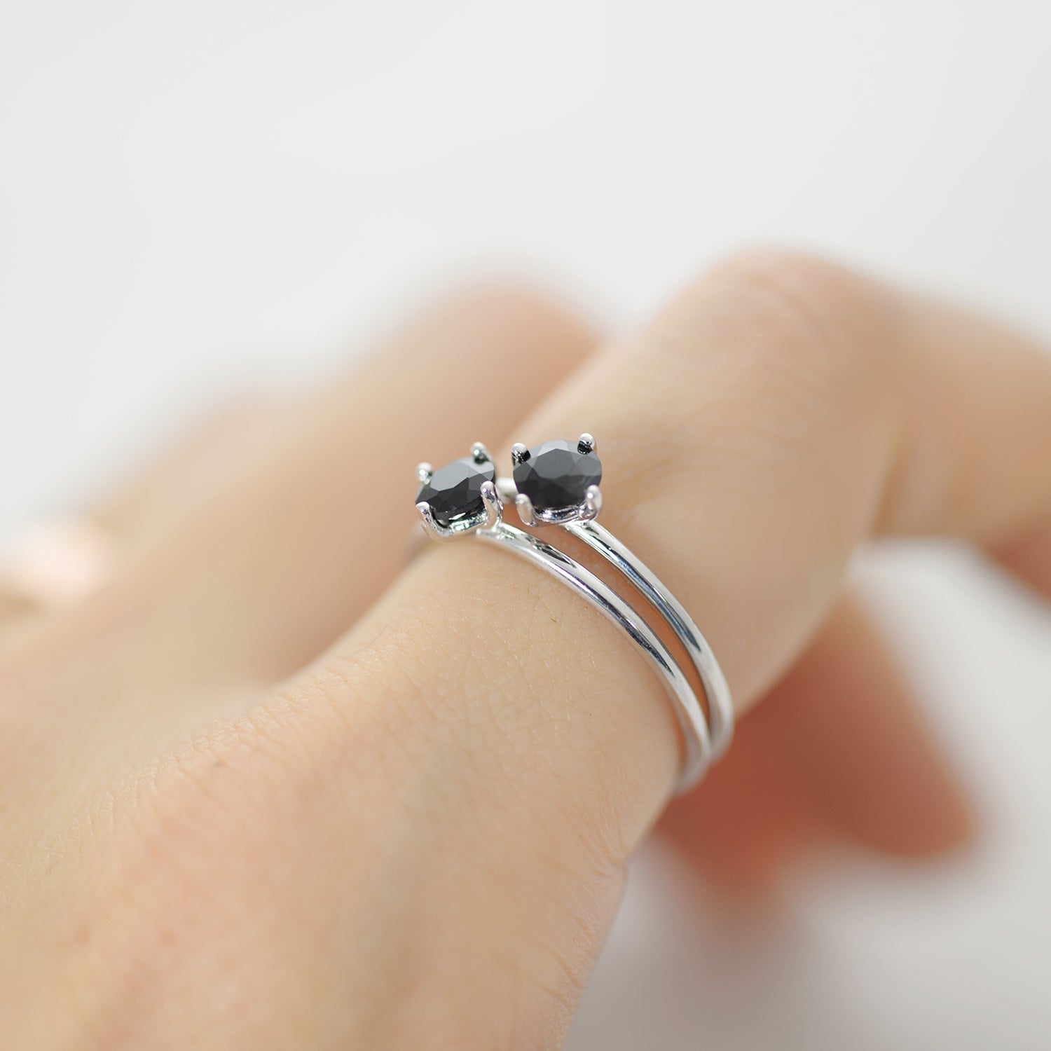 Round onyx solitaire Ring - HerBanana