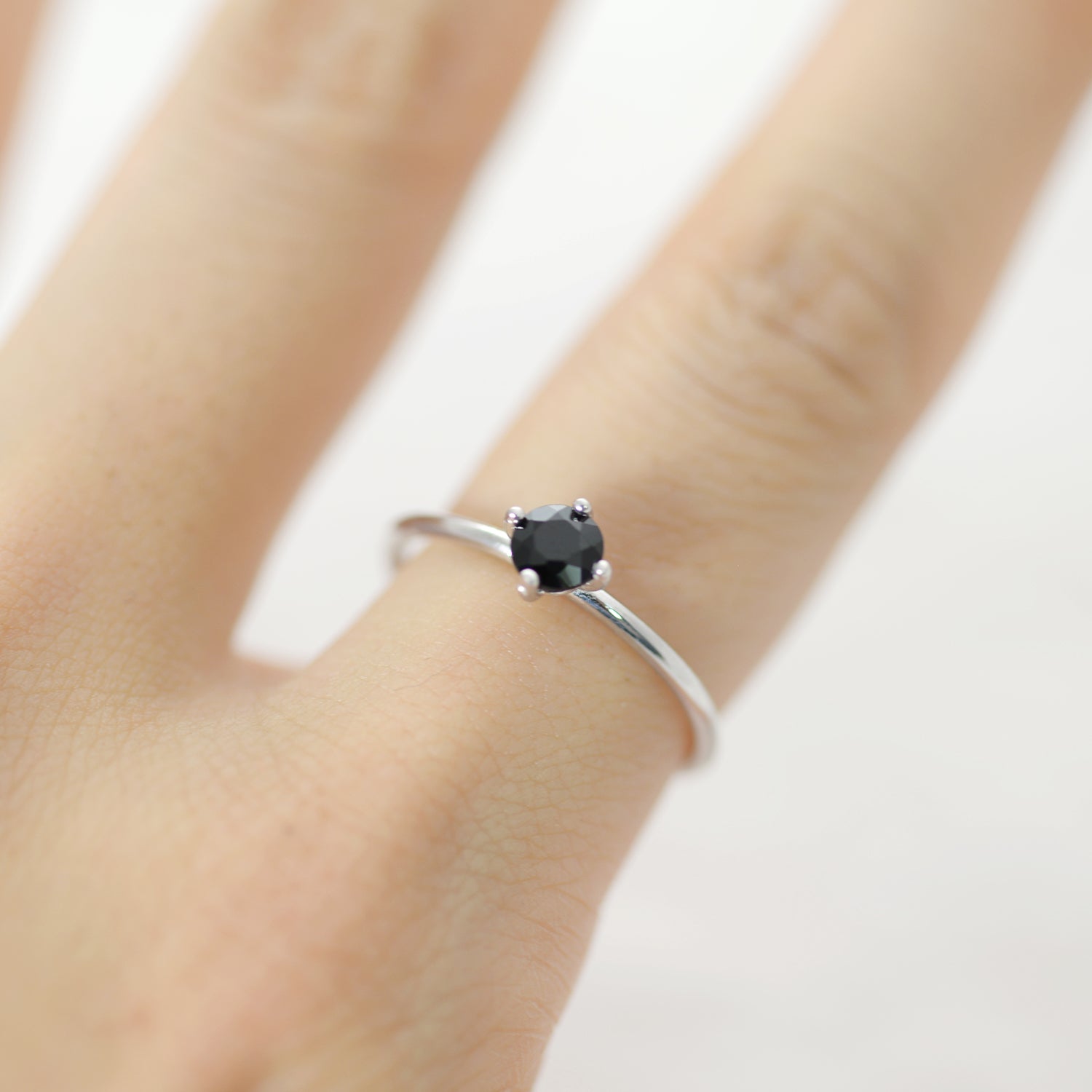 Round onyx solitaire Ring - HerBanana