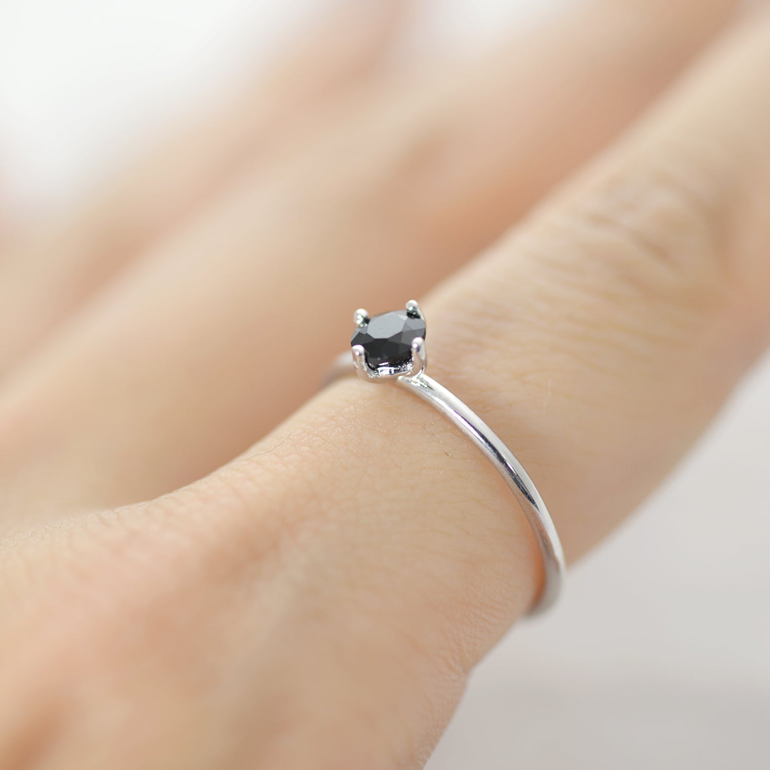 Round onyx solitaire Ring - HerBanana