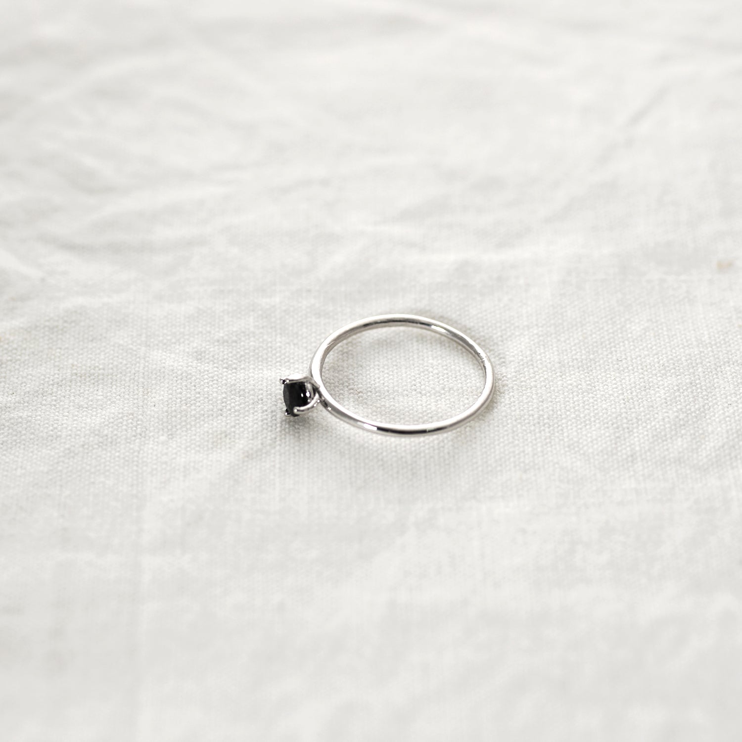 Round onyx solitaire Ring - HerBanana