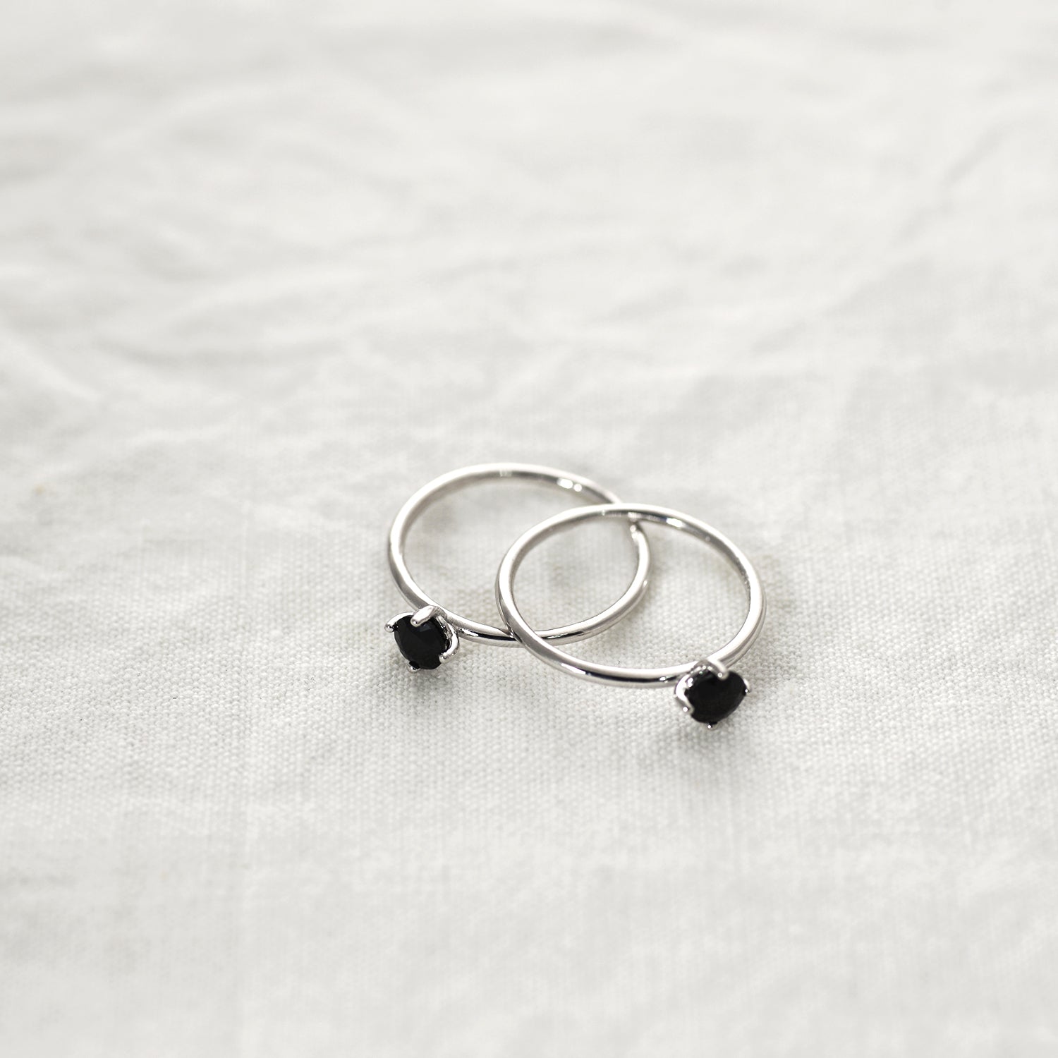 Round onyx solitaire Ring - HerBanana